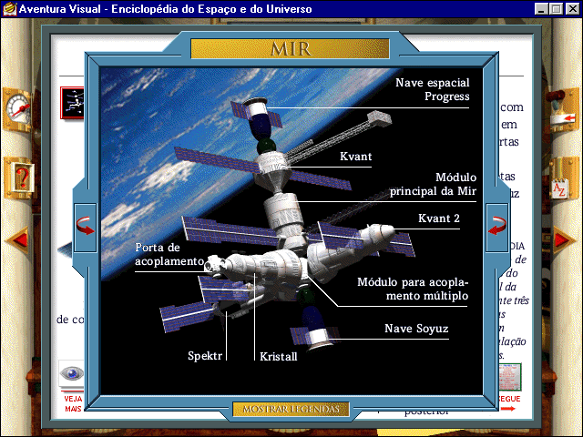 Modelo 3D da estação espacial soviética Mir sendo mostrado na Enciclopédia do Espaço e do Universo. Existem algumas inscrições textuais indicando regiões específicas da estação, como "Módulo principal" e "Porta de acoplamento". O modelo também pode ser rotacionado para a direita e para a esquerda por meio de 2 setas vermelhas.
